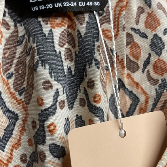 BloomChic Patterned Blouse with Earth Tones, size 18-20 - Picture 2 of 2